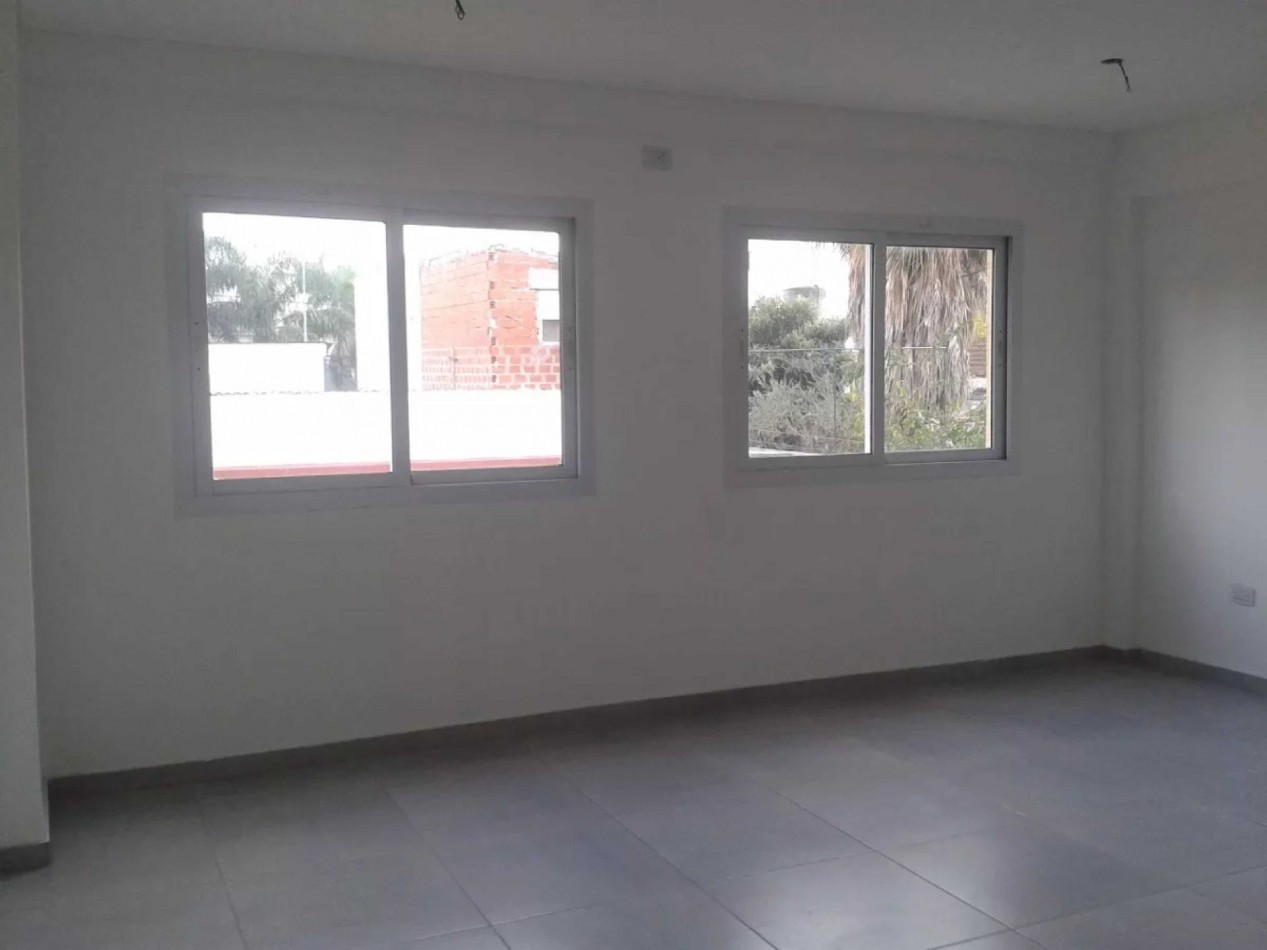 VENTA Depto. 2 amb en MORON con Cochera, Chiclana 165.