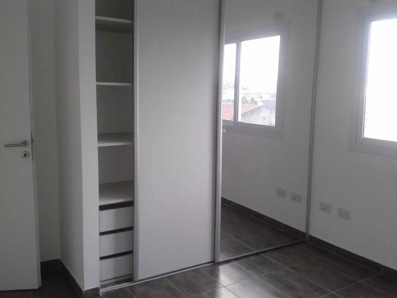 VENTA Depto. 2 amb en MORON con Cochera, Chiclana 165.