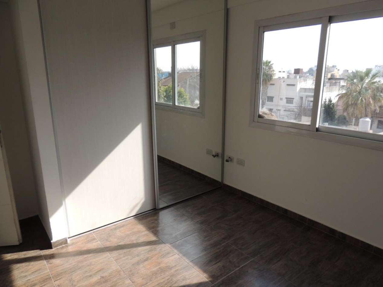 VENTA Depto. 2 amb en MORON con Cochera, Chiclana 165.