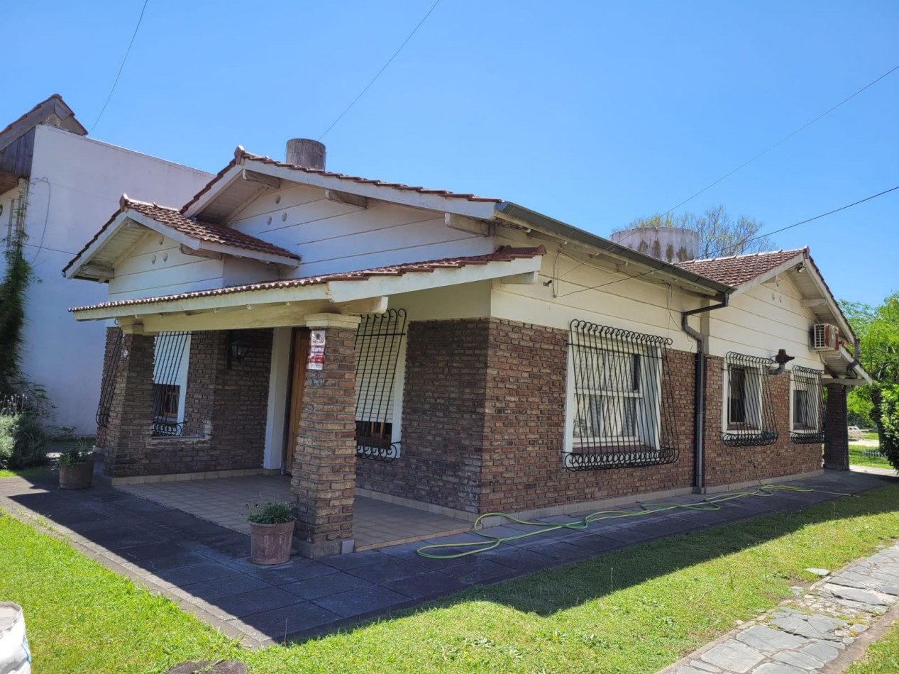Solido Chalet de 4 ambientes con lote parquizado, Pasteur 3100.