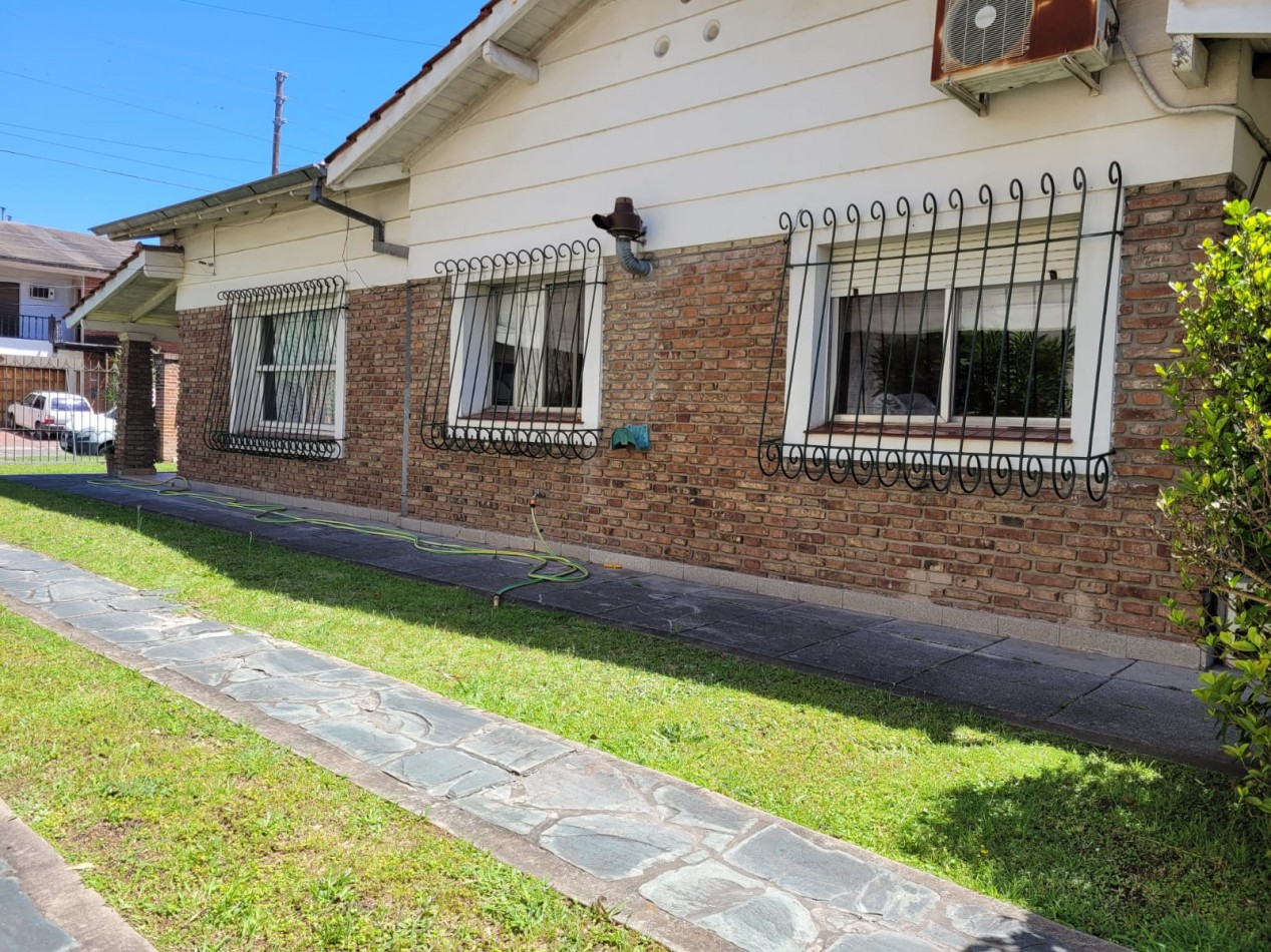 Solido Chalet de 4 ambientes con lote parquizado, Pasteur 3100.