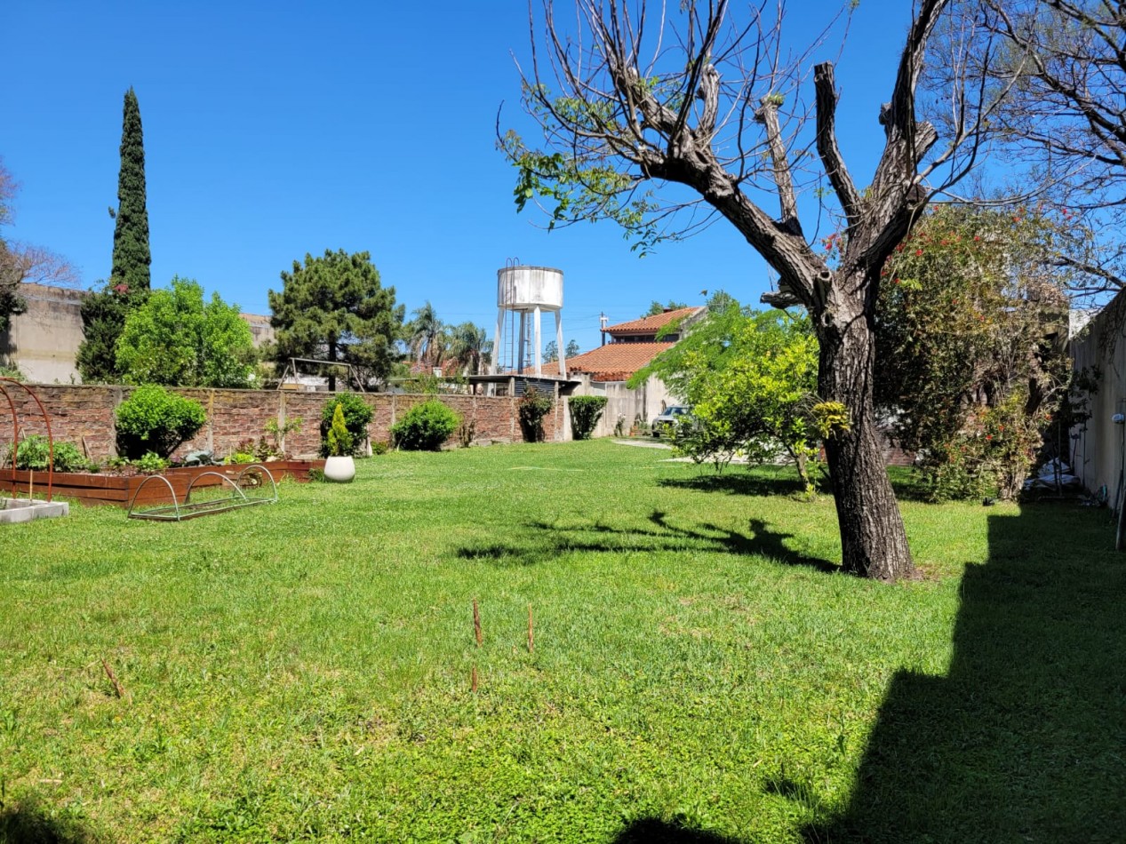 Solido Chalet de 4 ambientes con lote parquizado, Pasteur 3100.
