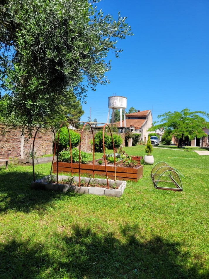 Solido Chalet de 4 ambientes con lote parquizado, Pasteur 3100.