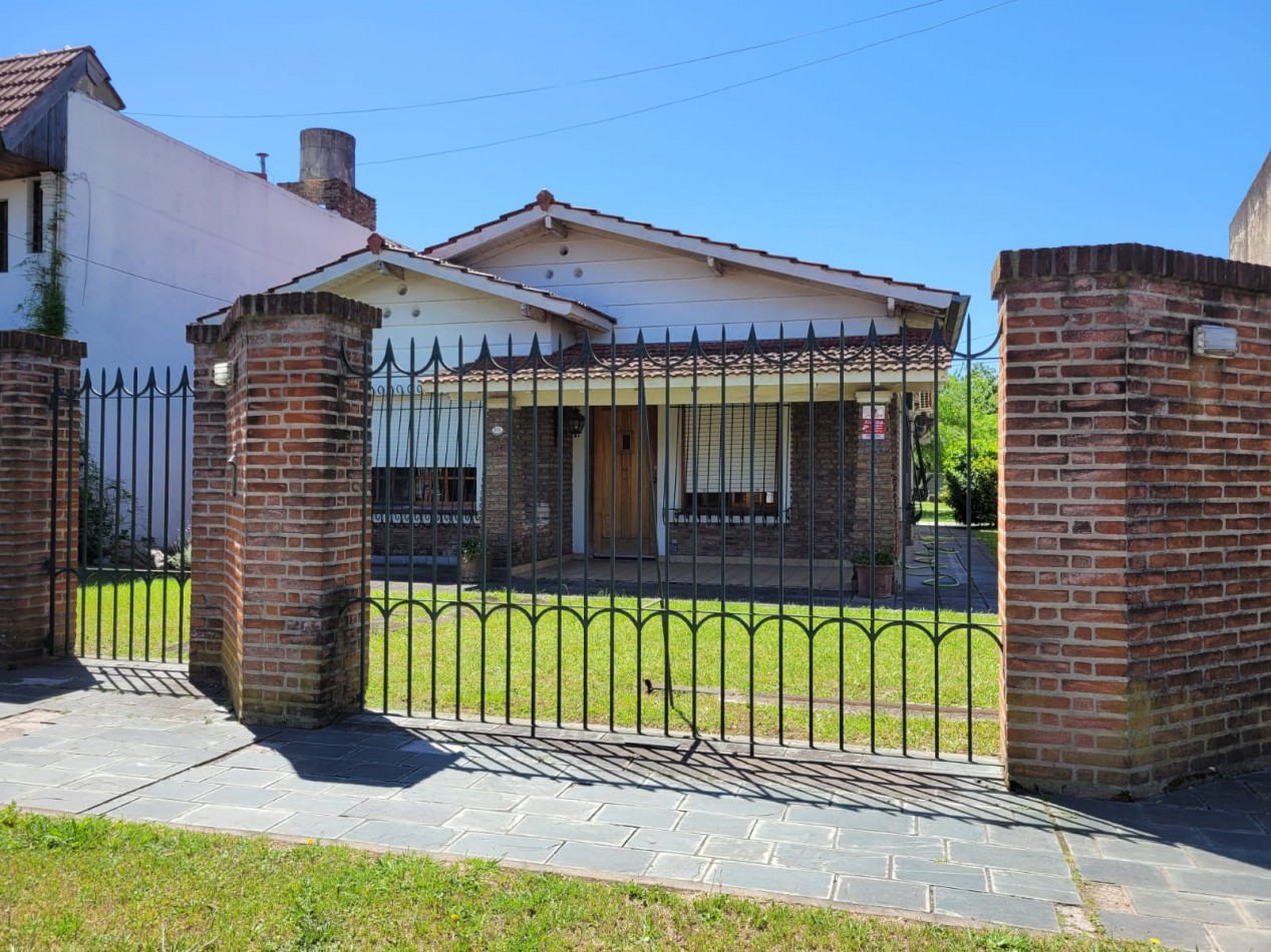 Solido Chalet de 4 ambientes con lote parquizado, Pasteur 3100.