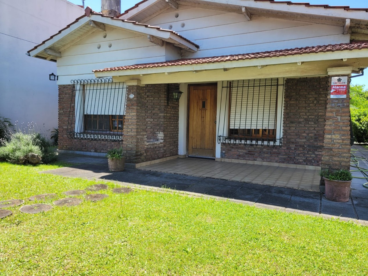 Solido Chalet de 4 ambientes con lote parquizado, Pasteur 3100.