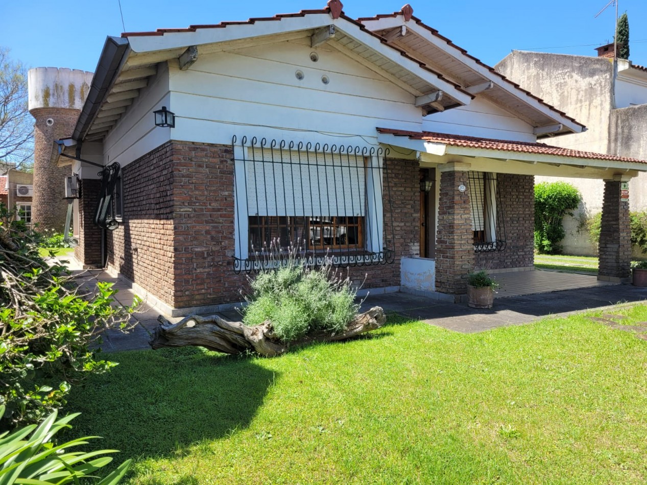 Solido Chalet de 4 ambientes con lote parquizado, Pasteur 3100.