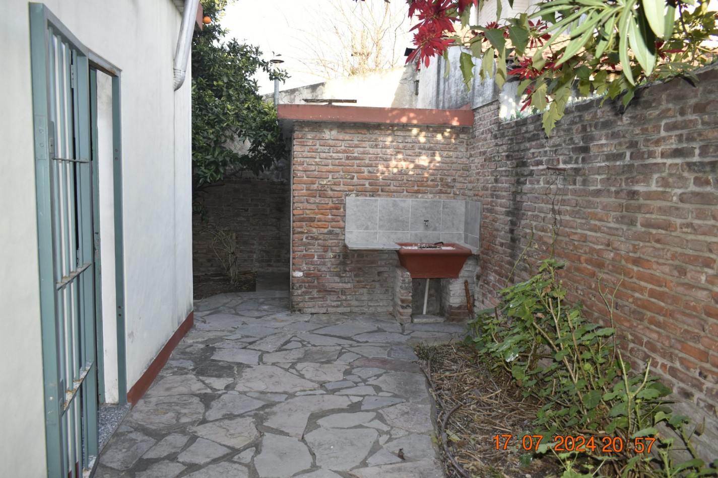 Se vende muy buen PH 3 ambientes en Moron, Santa Catalina 1000.