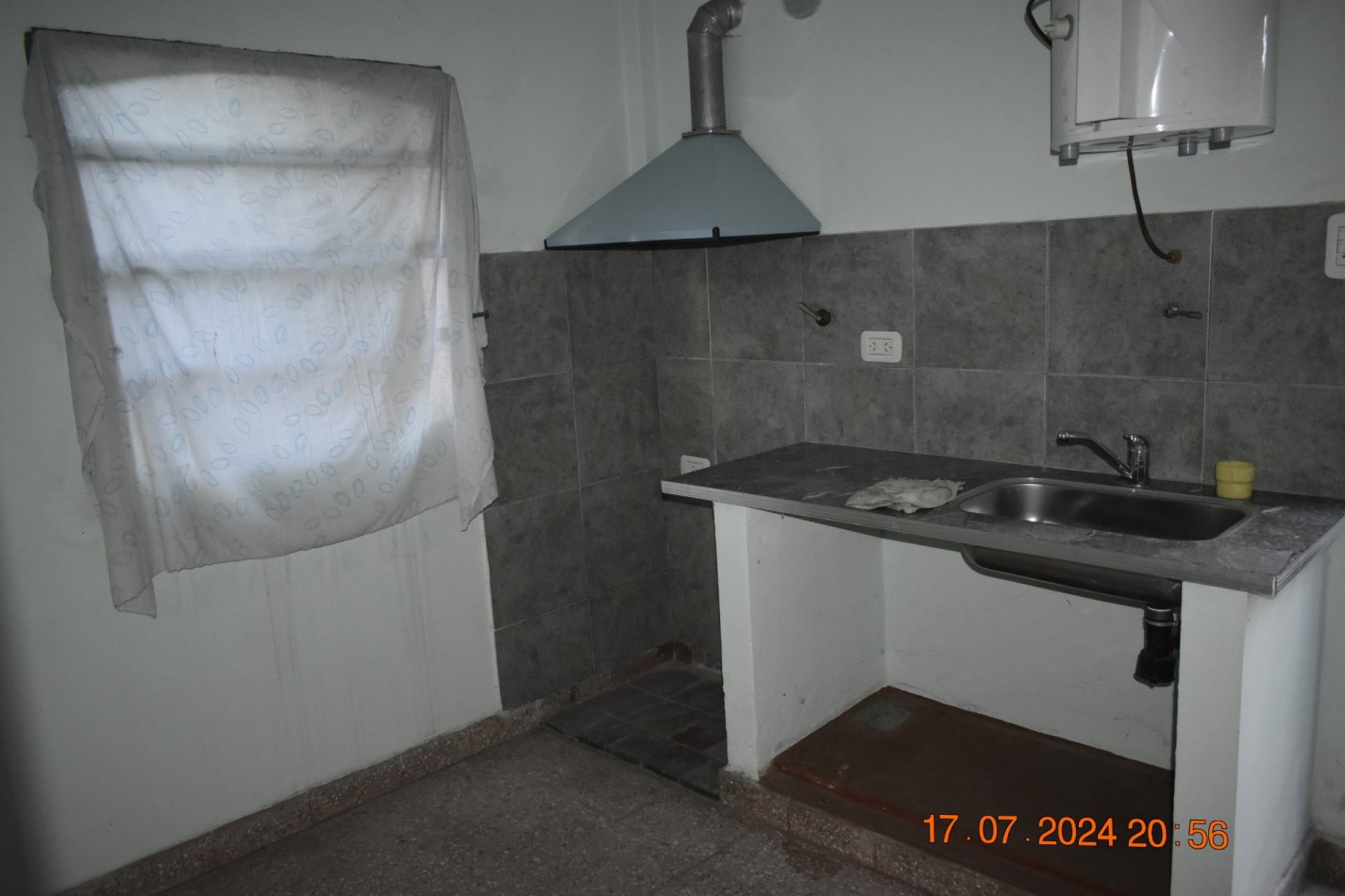 Se vende muy buen PH 3 ambientes en Moron, Santa Catalina 1000.
