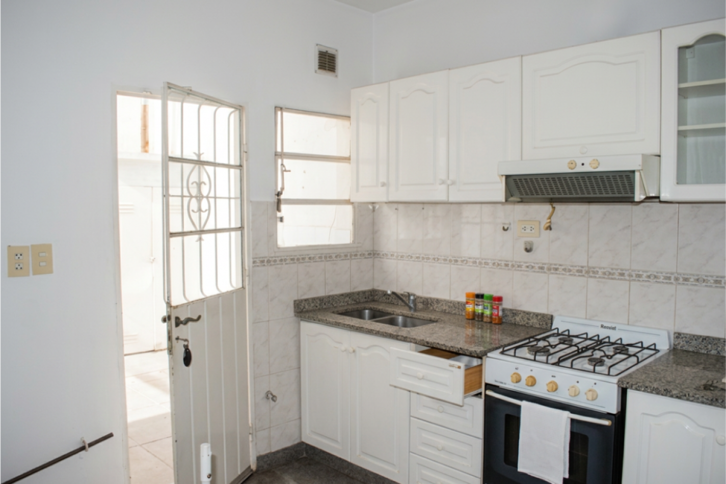 Casa 3 amb. en ALQUILER en Castelar Sur