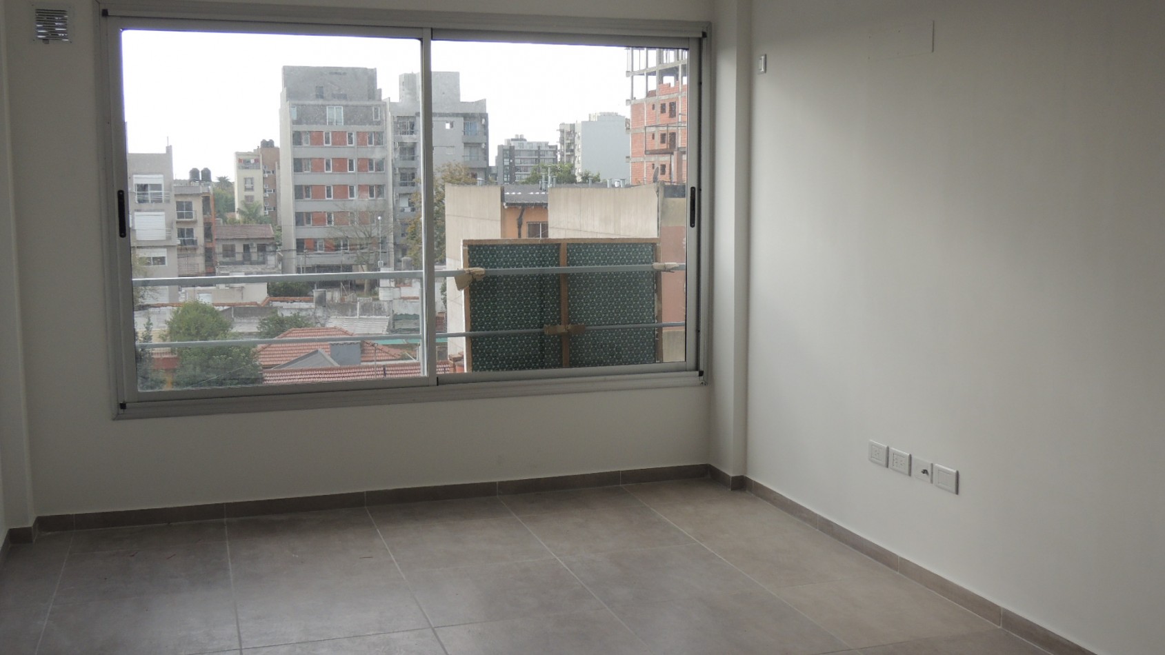Monoambiente con cochera en alquiler Cercano estacion y Facultad Moron, actualizacion semestral